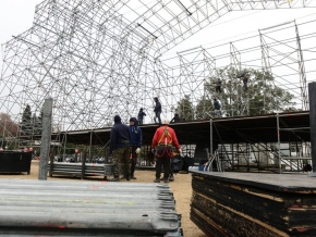 241_desarman-el-escenario-del-show-frustrado-de-la-municipalidad-con-ulises-bueno-en-c-rdoba-ch.jpg