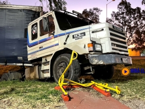390_camionchoc-parque.jpg