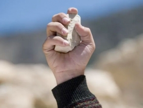 390_tirandopiedras.jpg