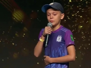 432_el-nene-que-arranc-las-l-grimas-de-la-scaloneta-en-la-ceremonia-de-la-conmebol.jpg
