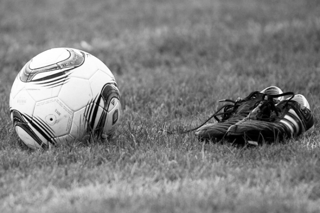 0_futbol-botines-pelota-blanco-y-negro.jpg