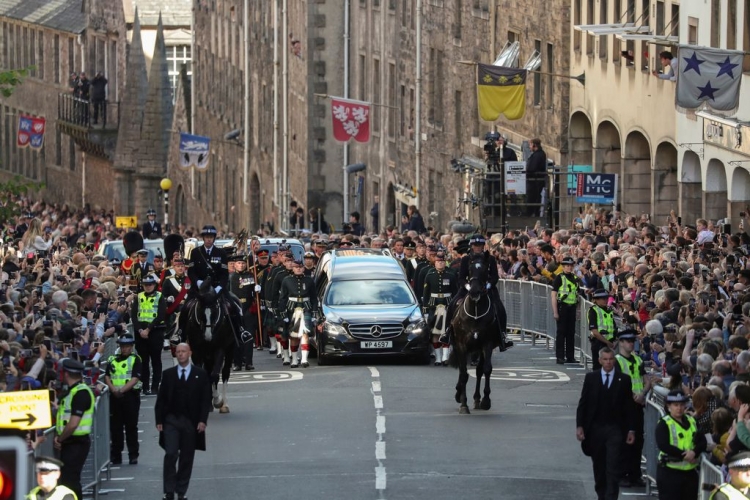 324_el-multitudinario-cortejo-f-nebre-con-el-traslado-del-f-retro-de-la-reina-isabel-ii.jpg