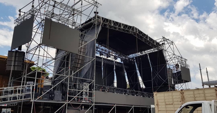 0_armado-escenario-2019.jpg