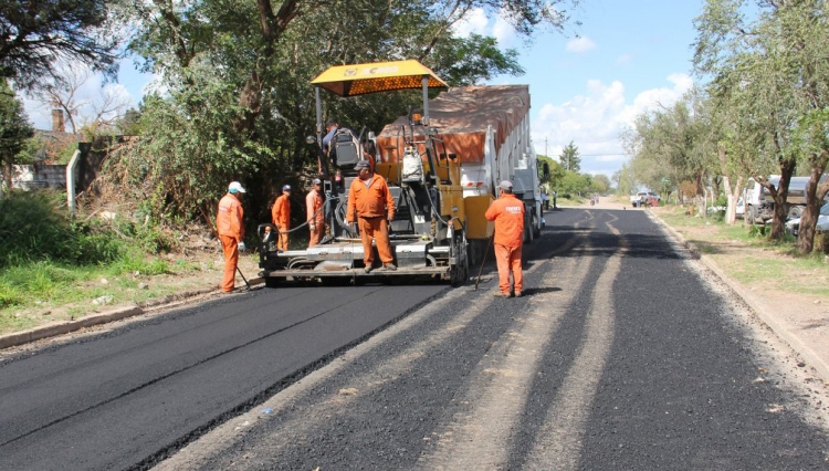 0_asfalto-pavimentan-en-dean-funes.jpg