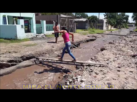 0_barrio-santa-ines-vecinos-cruzan-en-palos.png
