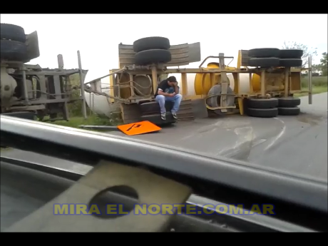 0_camion-que-se-dio-vueltas-en-sarmiento.png