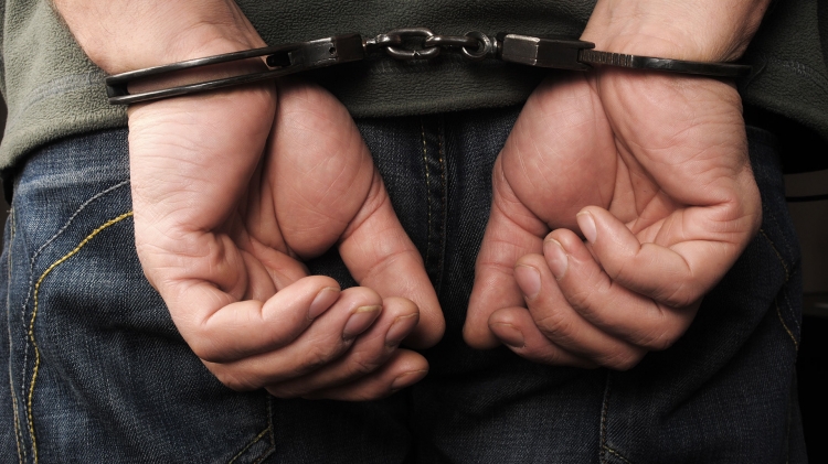 0_detenidos-esposado-mano.jpg