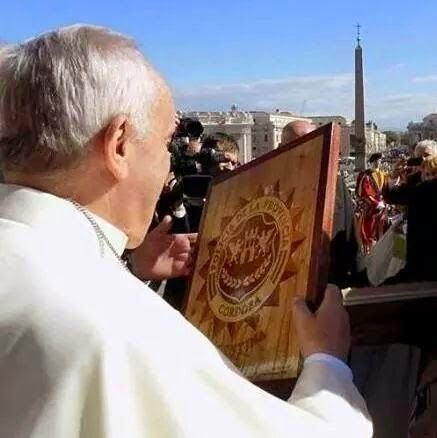 0_el-papa-recibe-cuadro.jpg