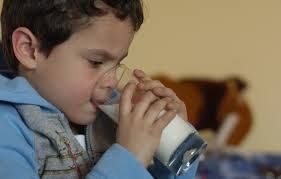 0_guarder-a-municipal-ni-o-tamando-leche.jpg