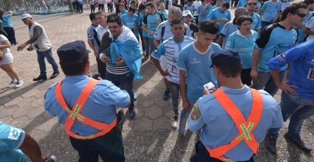 0_hinchada-de-belgrano-ingresa-al-estadio-control-policial.jpg