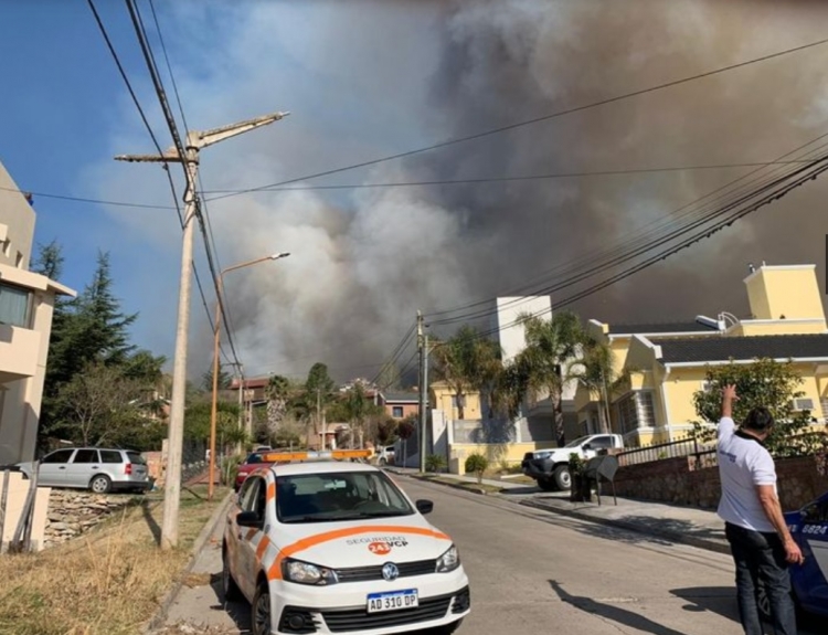 0_incendio-carlos-paz.jpg