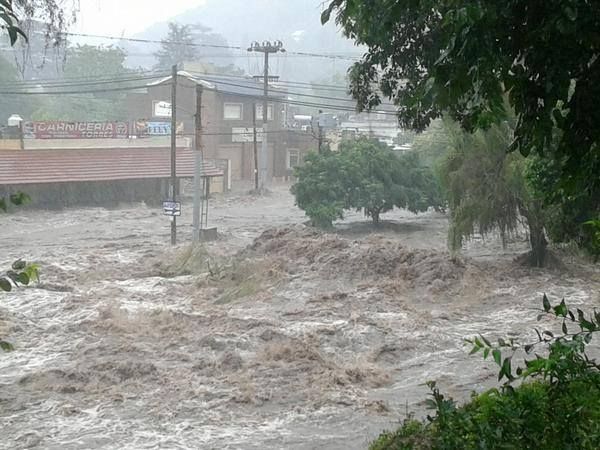 0_inundaci-n-en-rio-ceballos.jpg