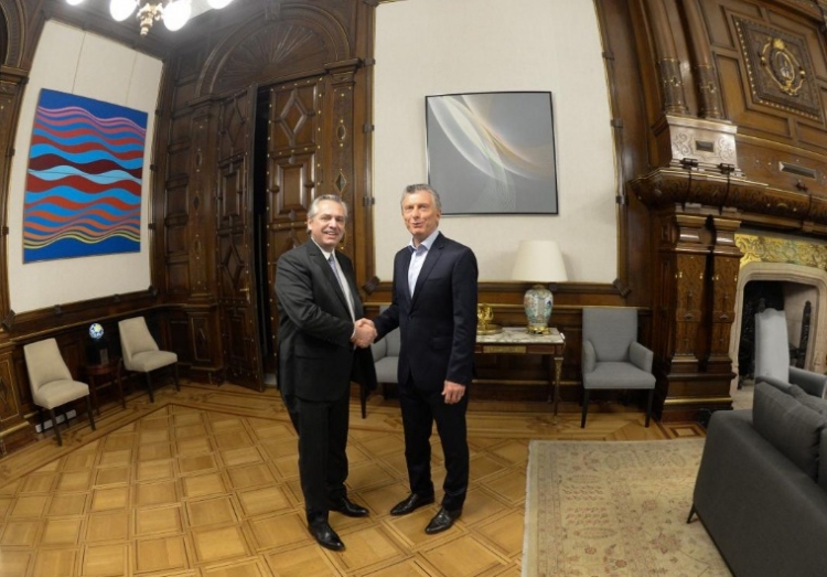 0_macri-fernandez-mano.jpg