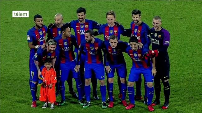 0_ni-o-con-messi-camiseta-de-plastico.jpg
