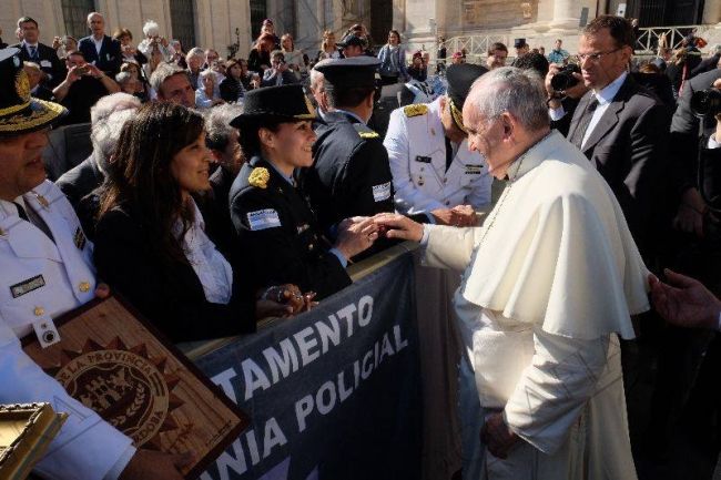 0_papa-con-policias-1.jpg