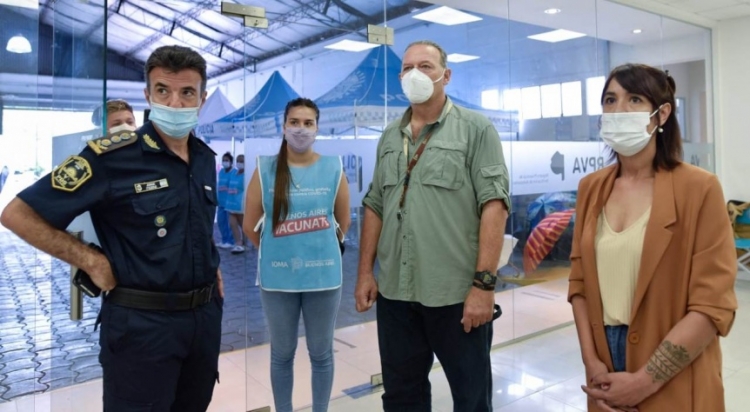 0_policia-se-vacunan-3-ch.jpg