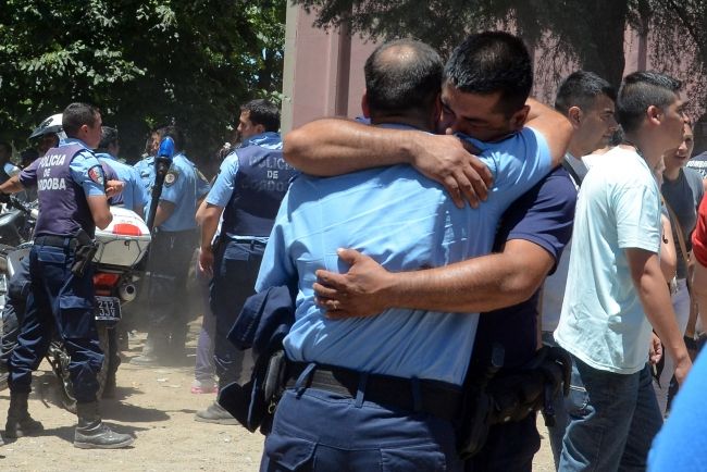 0_policias-abrazados.jpg