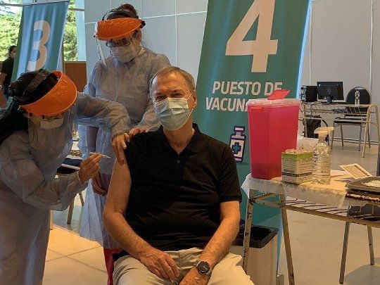 0_scharetti-se-vacuna-contra-el-covid-ch.jpg