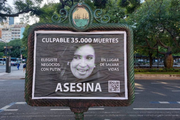 123_alberto-fern-ndez-conden-los-carteles-que-acusan-de-asesina-a-cristina-kirchner.jpg