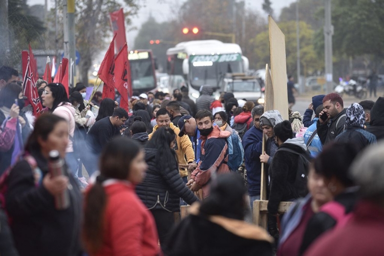 127_organizaciones-sociales-rodearon-la-planta-de-bagley-en-c-rdoba-en-protesta-por-aumentos-de-precios-ch.jpg