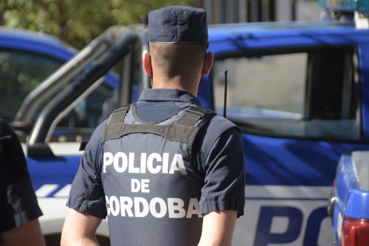 16_policia-de-espalda-cba.jpg