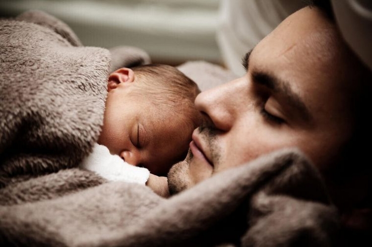 173_fern-ndez-enviar-un-proyecto-para-ampliar-las-licencias-por-paternidad-y-maternidad-ch.jpg