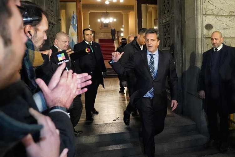 189_detener-la-ca-da-el-dif-cil-desaf-o-de-massa-ch.jpg