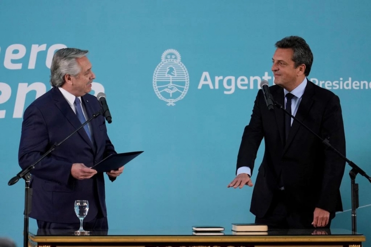 189_en-un-acto-multitudinario-massa-jur-como-ministro-de-econom-a-ch.jpg