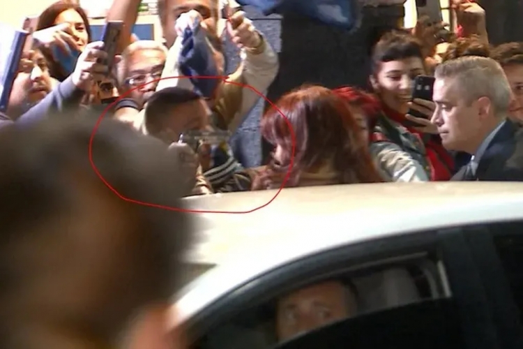 189_le-apuntaron-con-un-arma-a-cristina-kirchner-frente-a-su-casa.jpg