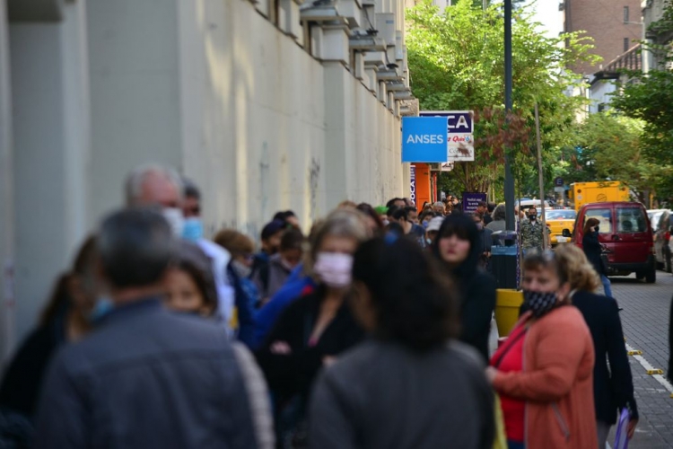 202_m-s-de-800-mil-personas-en-la-cola-de-espera-para-inscribirse-en-anses-ch.jpg