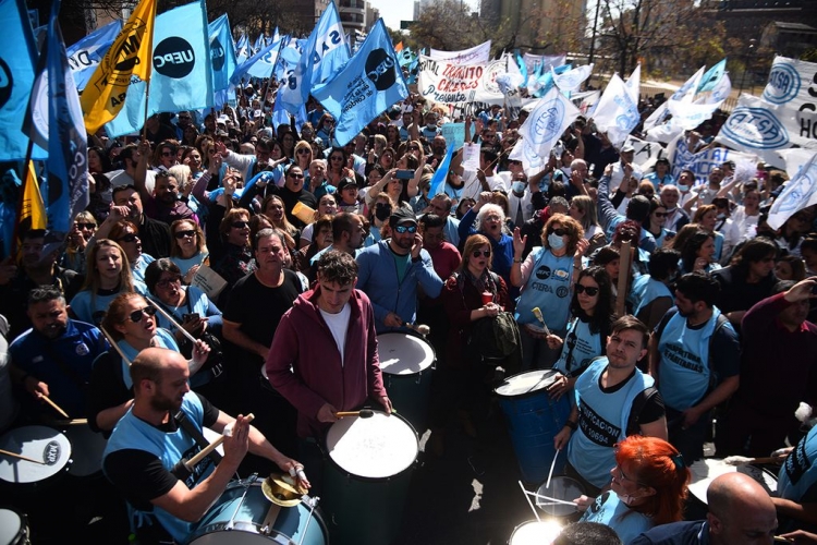 310_multitudinaria-marcha-docente-contra-la-oferta-salarial-del-gobierno.jpg
