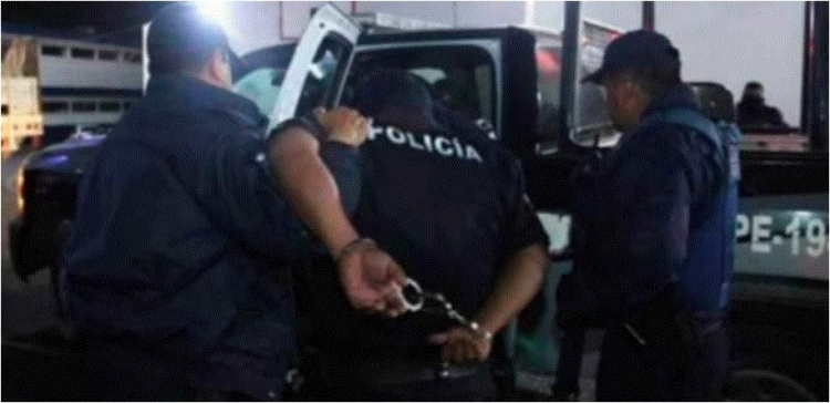 368_policias-detenidos.jpg
