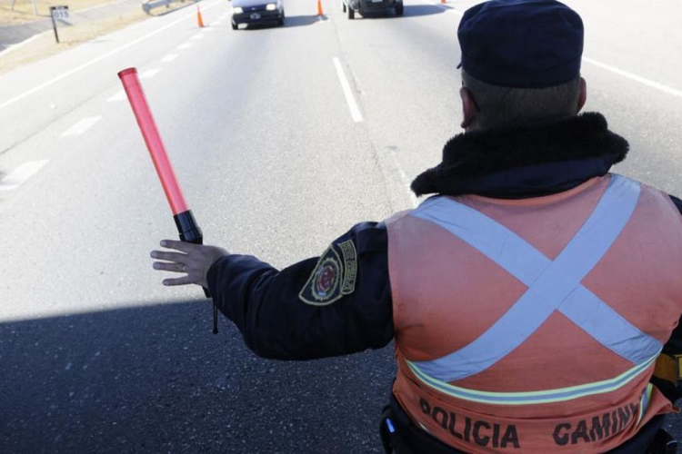 36_policia-caminera-baston.jpg