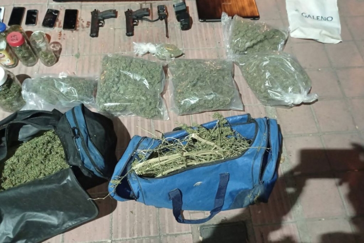 36_quisieron-robarle-droga-y-todos-terminaron-detenidos-ch.jpg
