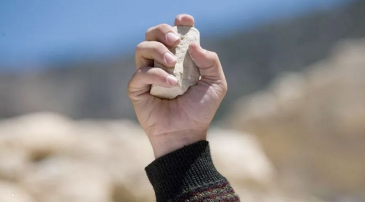 390_tirandopiedras.jpg
