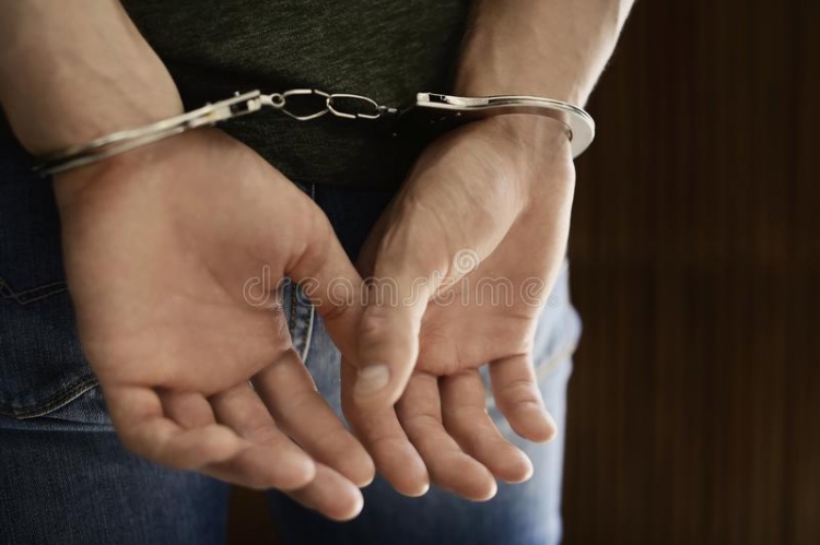 408_hombre-detenido-esposas.jpg