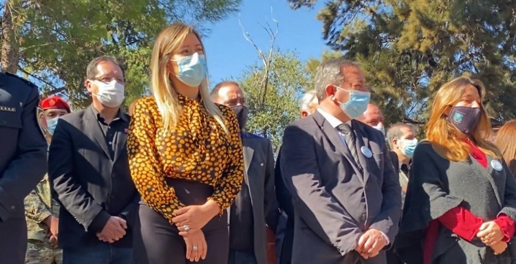 43_tito-tania-miran-para-otro-lado.jpg