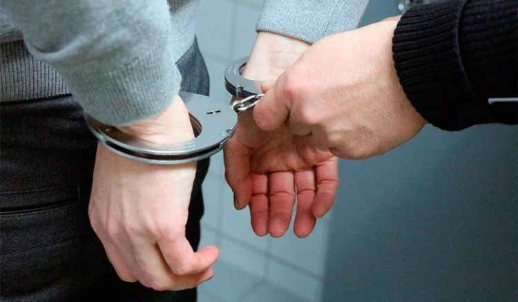 444_detenido-esposas.jpg