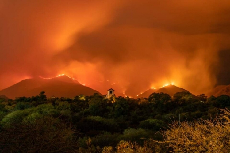 483_bomberos-de-c-rdoba-combaten-un-voraz-incendio-en-el-cerro-uritorco.jpg