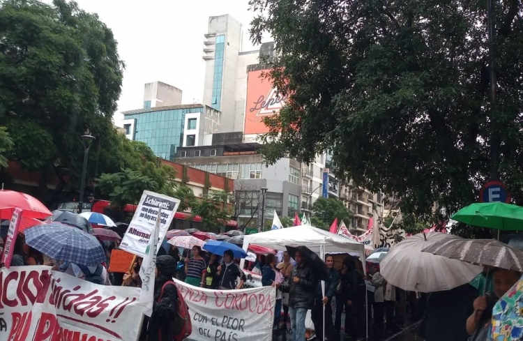 532_pese-a-la-lluvia-docentes-y-personal-de-salud-ratificaron-la-marcha-para-este-jueves.jpg
