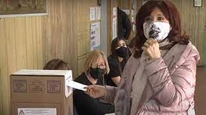 57_cristina-fernandez-voto-en-rio-gallegos-ch.jpg