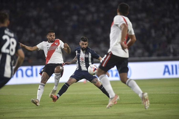 65_talleres-dej-pasar-su-chance-y-cay-2-a-0-ante-un-river-que-se-escapa-ch.jpg