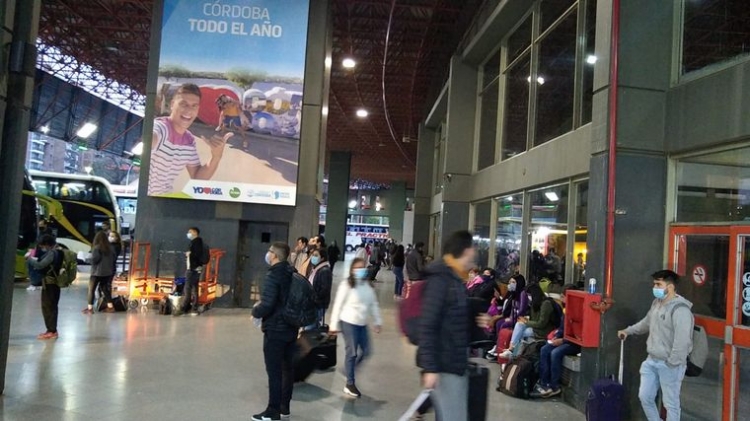 66_intensa-afluencia-de-turistas-en-la-terminal-de-c-rdoba-ch.jpg