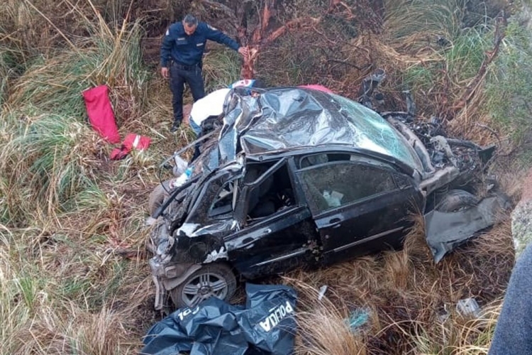 69_se-desbarranc-un-auto-en-las-altas-cumbres-5-ch.jpg