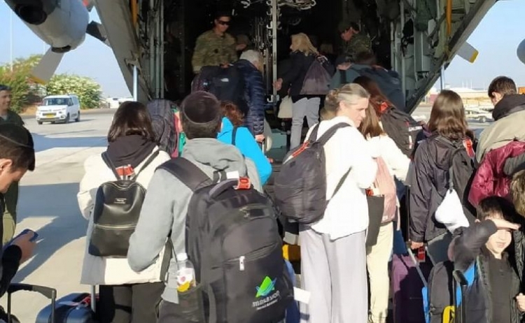722_lleg-a-roma-el-primer-contingente-de-argentinos-evacuados-de-israel.jpg