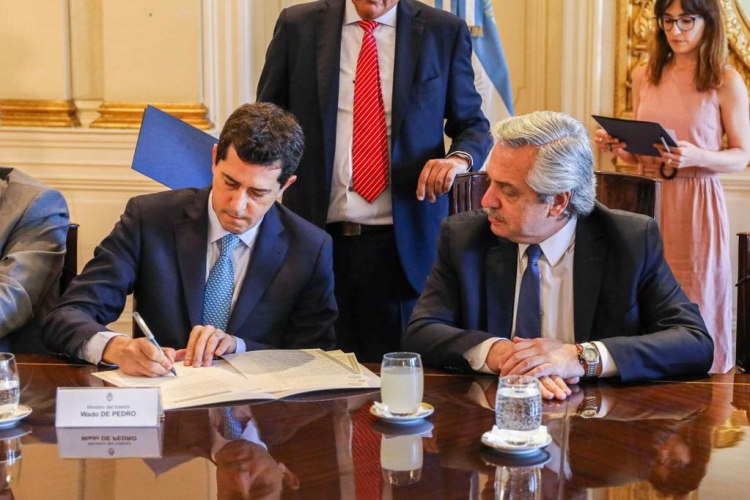 74_fern-ndez-se-mostrar-con-de-pedro-en-un-encuentro-con-gobernadores-ch.jpg