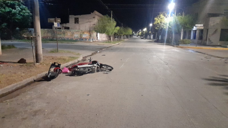 Un motociclista resultó herido tras ser embestido por una camioneta que ...