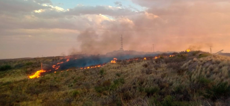 80_el-corte-de-un-cable-del-tendido-el-ctrico-provoc-un-incendio-en-el-simbolar-ch.jpg
