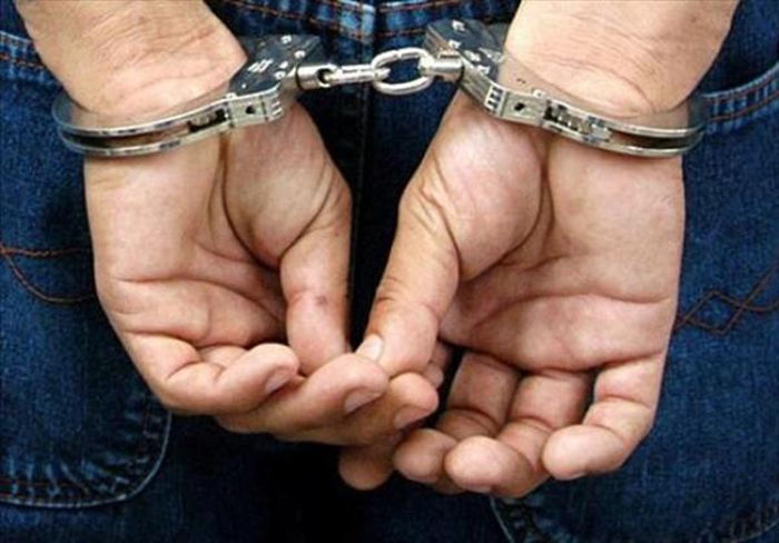 988_esposas-detenido.jpg