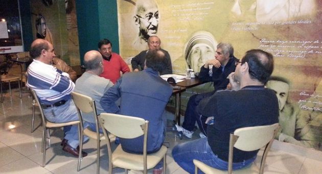 0_auto-convocados-en-un-bar-reunion.jpg